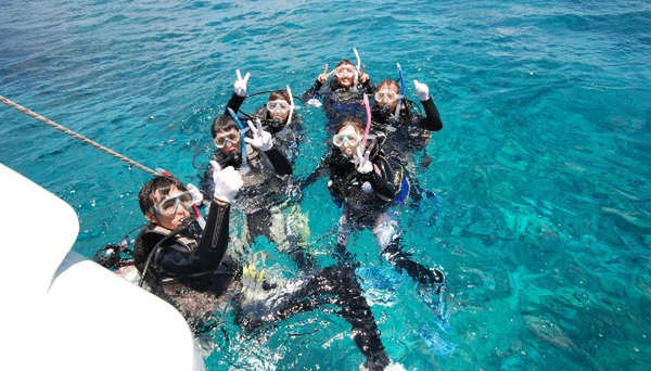 Plongée en groupe à Okinawa sur les îles Kerama Plongée en groupe à Okinawa sur les îles Kerama