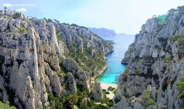 Voyage plongée - vu sur une plage de sable blanc des calanques à Marseille